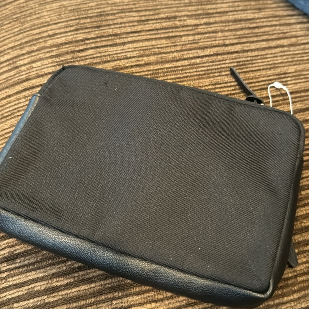 Herschel cosmetic/toiletry case - Picture 3 of 5